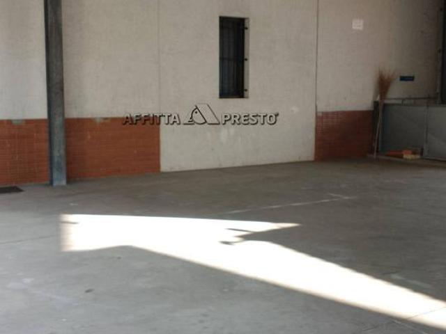 Locale Commerciale in affitto a Unione di Comuni della Romagna Forlivese, Quattro
