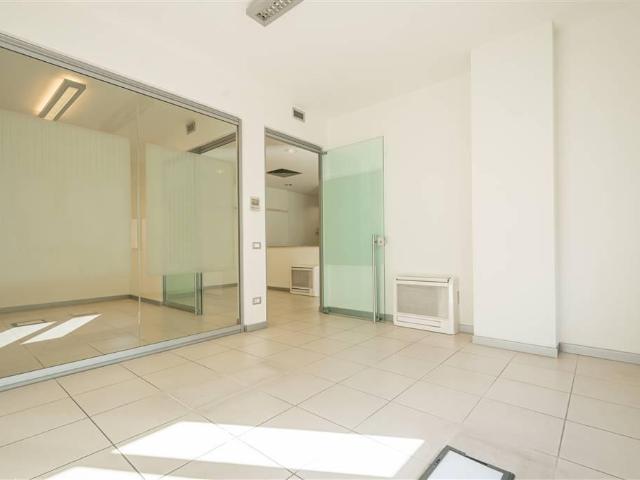 Locale Commerciale in affitto a Birago, Lentate Sul Seveso
