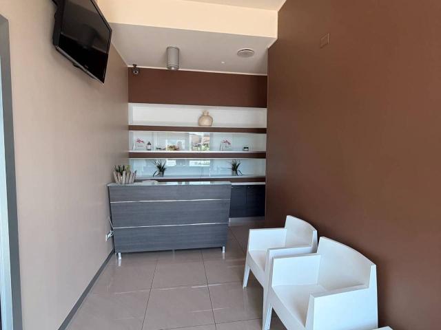 Locale Commerciale in affitto a Marche, Fermo