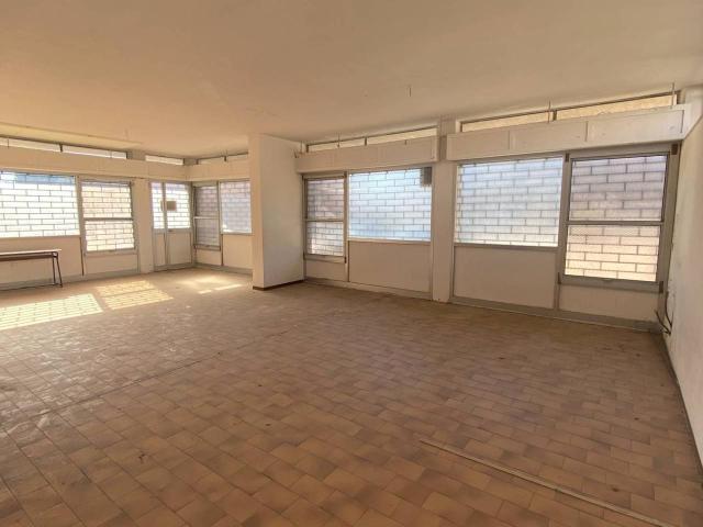 Locale Commerciale in affitto a Marche, Fermo