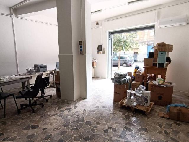 Locale Commerciale in affitto a Municipalità 4, Arenaccia