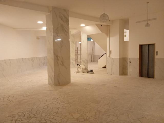 Locale Commerciale in affitto a Municipalità 2, Campania