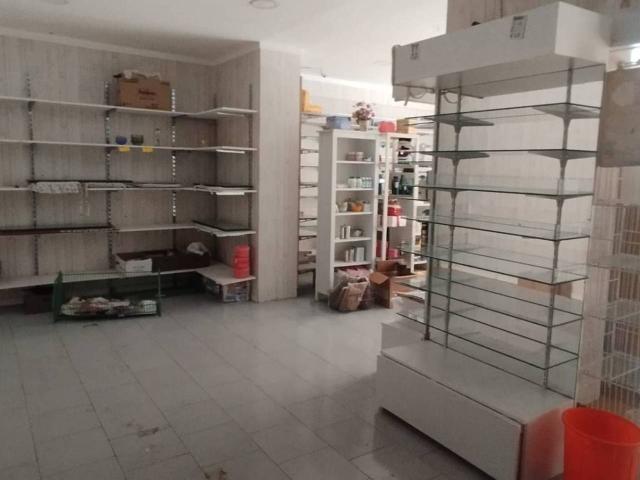 Locale Commerciale in affitto a Astroni, Pianura
