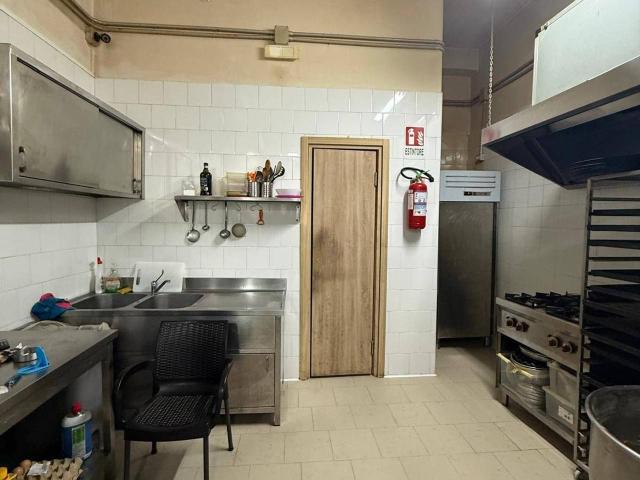 Locale Commerciale in affitto a Municipalità 10, Campania