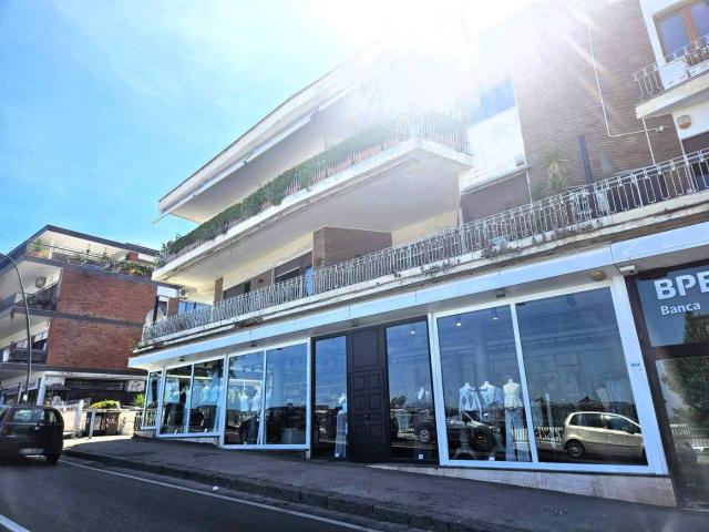 Locale Commerciale in affitto a Municipalità 1, Campania