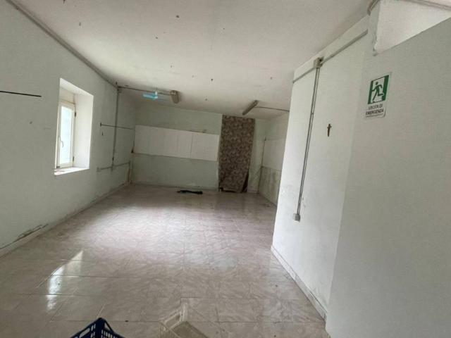 Locale Commerciale in affitto a Paratina, Campania