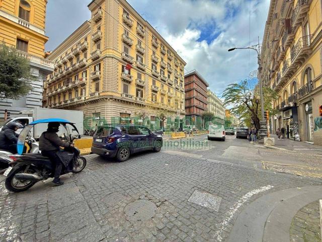 Locale Commerciale in affitto a Municipalità 2, Campania