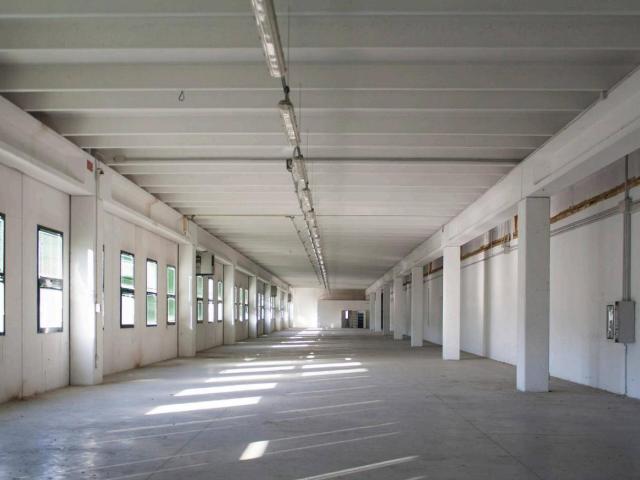 Locale Commerciale in affitto a Campomaggio, Lecchi