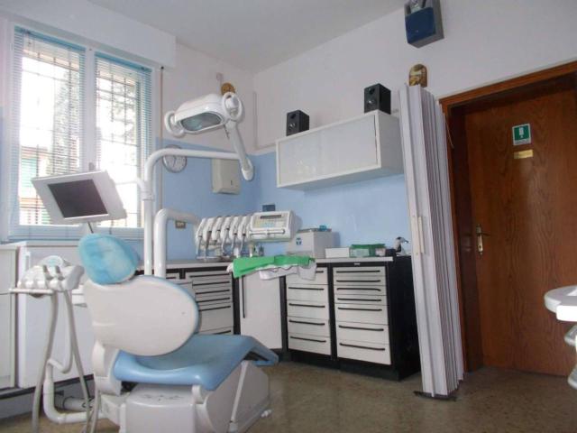Locale Commerciale in affitto a Colline Matildiche, Re