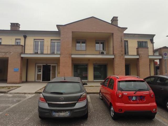Locale Commerciale in affitto a Robbio, Lombardia