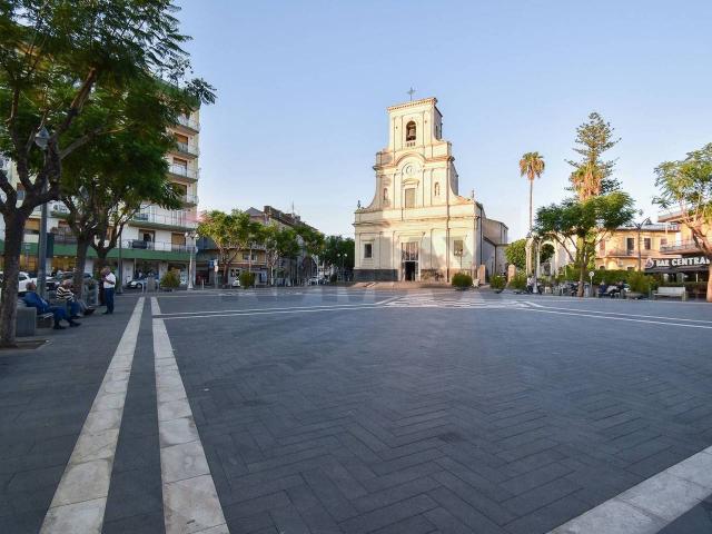 Locale Commerciale in affitto a San Giovanni La Punta, Sicilia