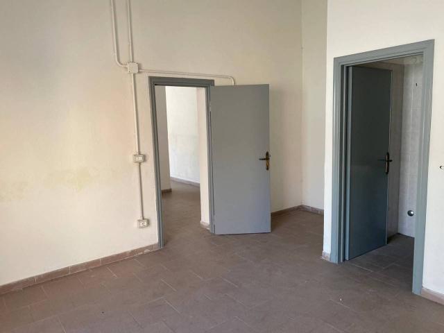 Locale Commerciale in affitto a Ponticelli, Santa Maria A Monte