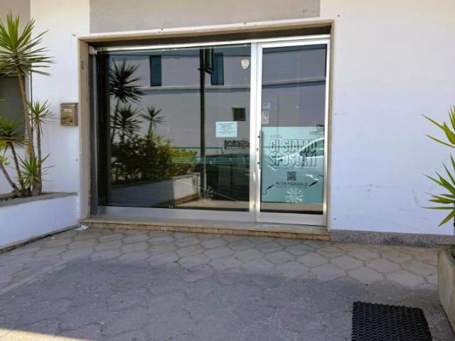 Locale Commerciale in affitto a Puglia, Lecce