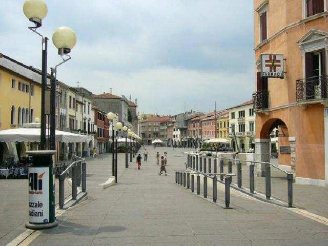 Locale Commerciale in affitto a Mestre-Carpenedo, Venezia