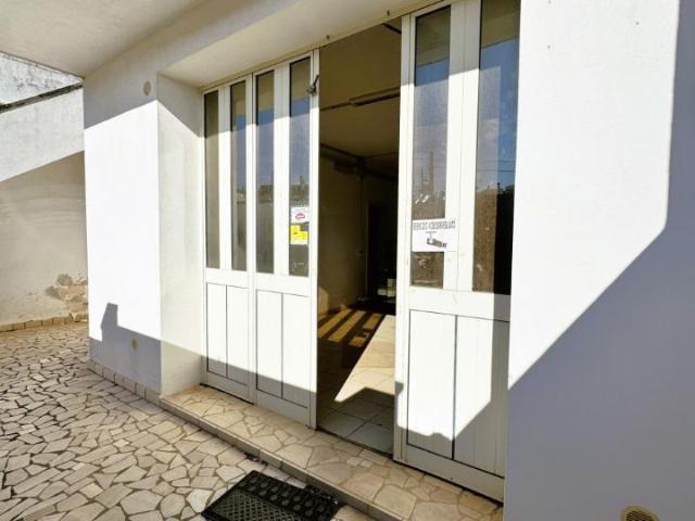 Locale Commerciale in vendita a Puglia, Lecce