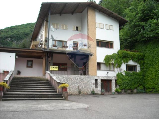 Locale Commerciale in vendita a Alpago, Farra D'alpago
