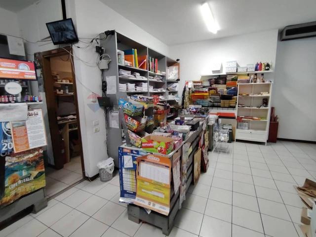 Locale Commerciale in vendita a Alzano Lombardo, Lombardia