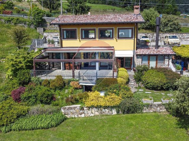 Locale Commerciale in vendita a Alzano Lombardo, Lombardia