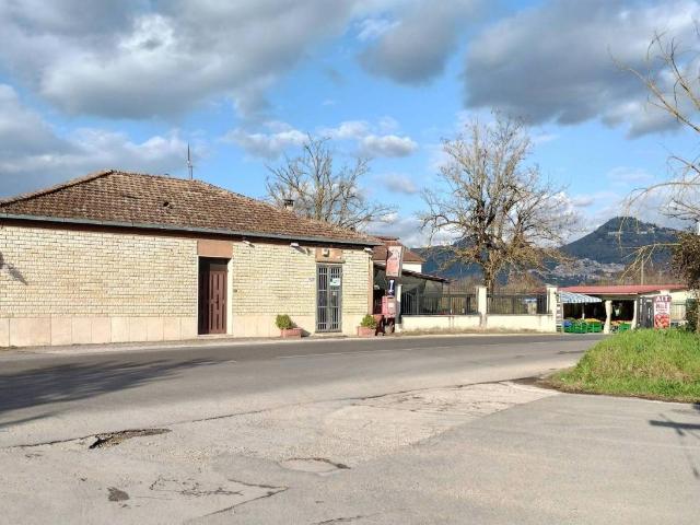 Locale Commerciale in vendita a Arce, Lazio