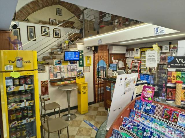 Locale Commerciale in vendita a San Venanzio, Marche