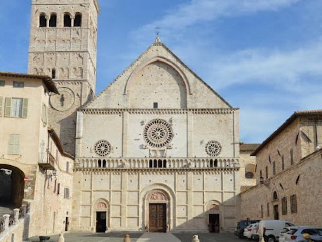 Locale Commerciale in vendita a Assisi, Umbria