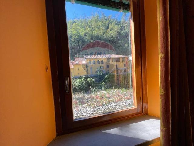 Locale Commerciale in vendita a Unione dei comuni Media Valle del Serchio, Ponte A Serraglio