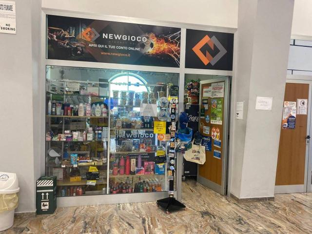 Locale Commerciale in vendita a Municipio 1, Puglia