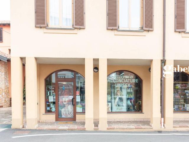Locale Commerciale in vendita a Villanova, Bernareggio