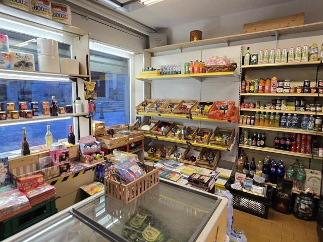 Locale Commerciale in vendita a Favaro di Là, Piemonte