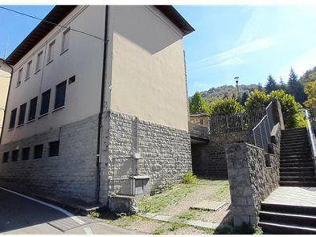 Locale Commerciale in vendita a Appennino Reggiano, Re