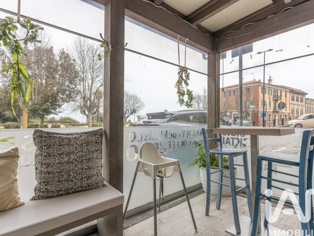 Locale Commerciale in vendita a Figuretta, Marche