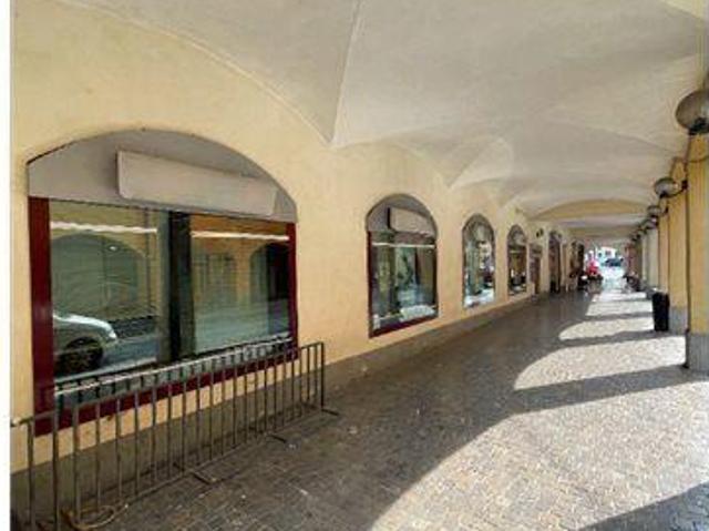 Locale Commerciale in vendita a Terra di Mezzo, Re