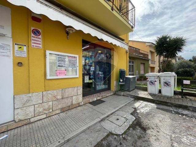 Locale Commerciale in vendita a Marche, Ancona
