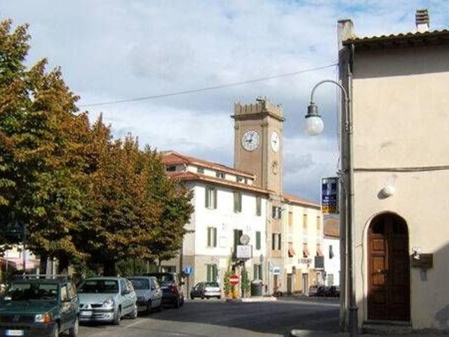 Locale Commerciale in vendita a Collesalvetti, Toscana