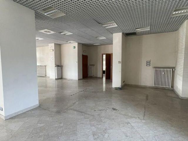 Locale Commerciale in vendita a Piemonte, Cuneo