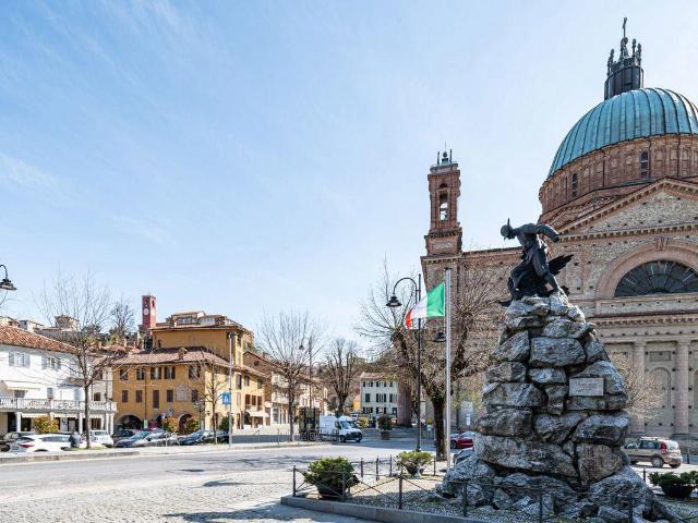 Locale Commerciale in vendita a Piemonte, Cuneo