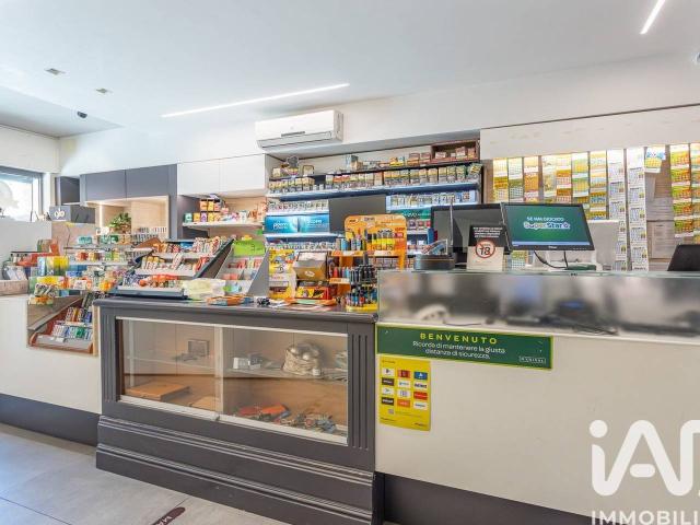 Locale Commerciale in vendita a Marche, Ancona