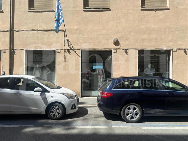 Locale Commerciale in vendita a Foligno, Umbria