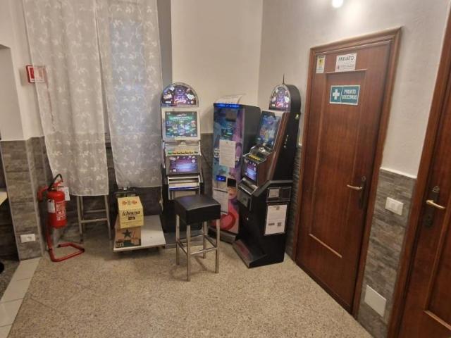 Locale Commerciale in vendita a Centro Ovest, Serra Riccò