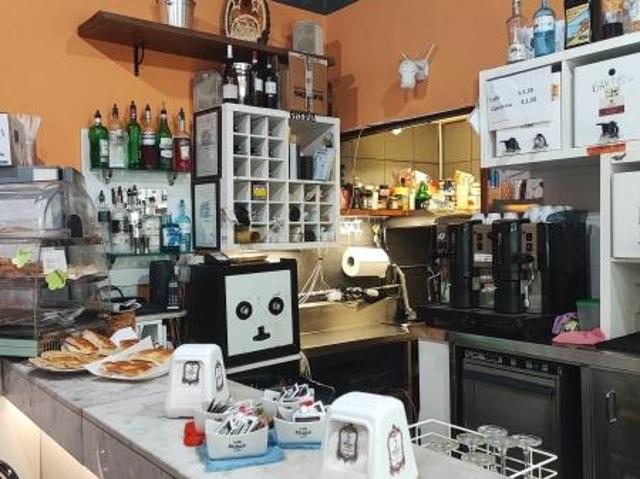 Locale Commerciale in vendita a Medio Levante, Serra Riccò