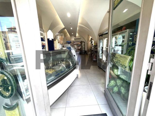 Locale Commerciale in vendita a Macchia, Giarre