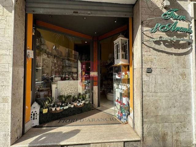 Locale Commerciale in vendita a Gragnano, Campania