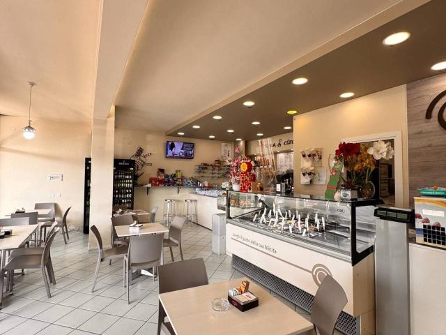 Locale Commerciale in vendita a Marche, Fermo