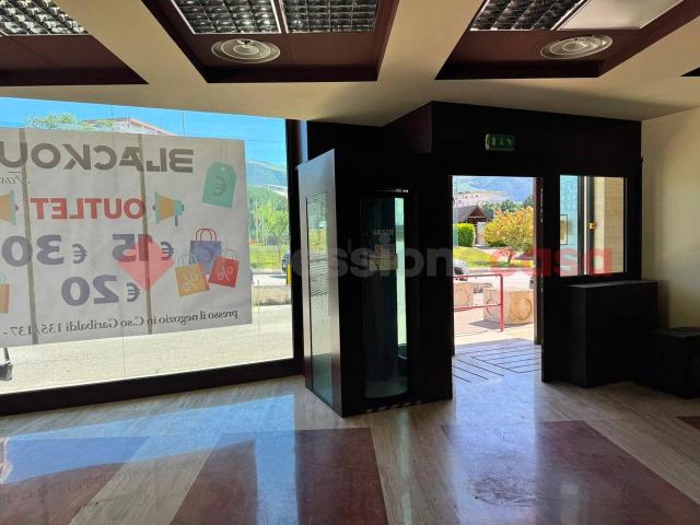 Locale Commerciale in vendita a San Lazzaro, Isernia