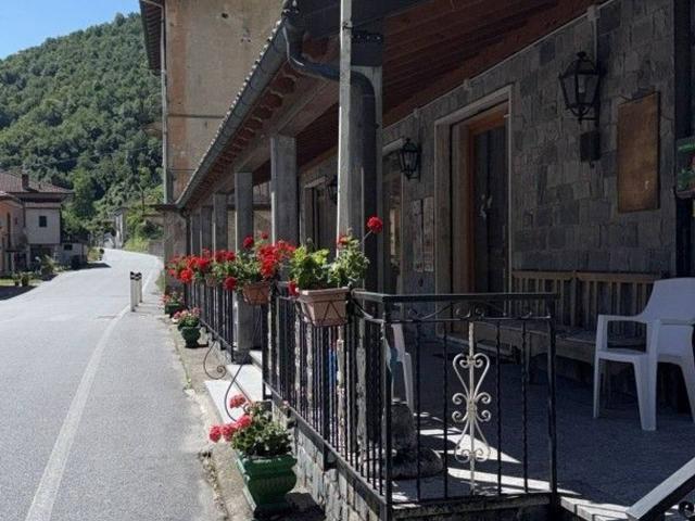 Locale Commerciale in vendita a Isola Del Cantone, Liguria