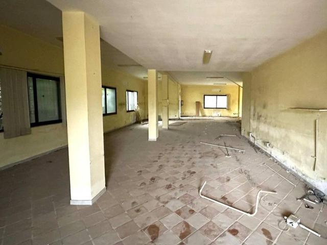 Locale Commerciale in vendita a Puglia, Lecce