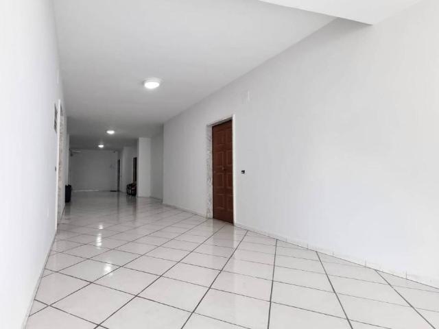 Locale Commerciale in vendita a Maddaloni, Campania