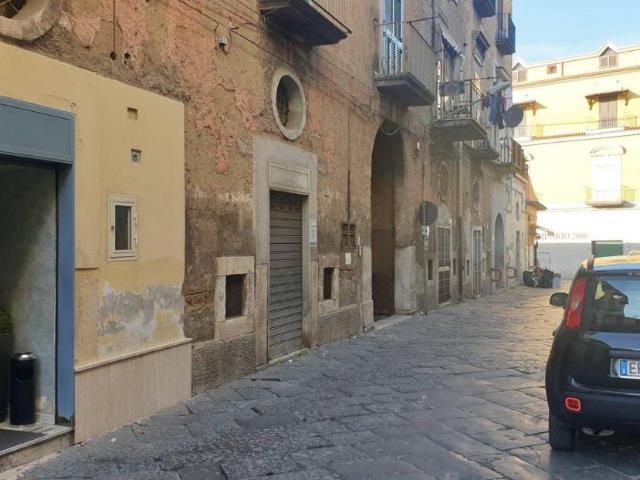 Locale Commerciale in vendita a Maddaloni, Campania