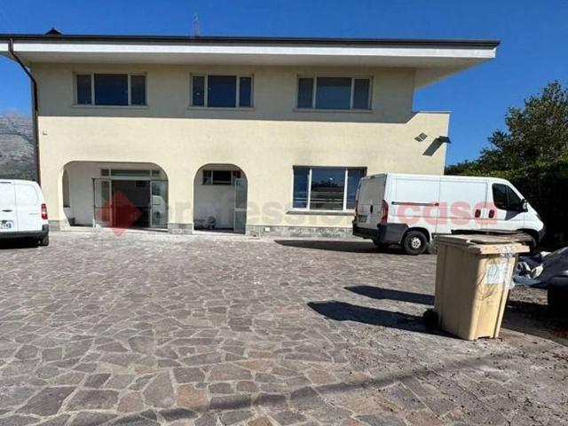 Locale Commerciale in vendita a Tremensuoli Vecchio, Minturno