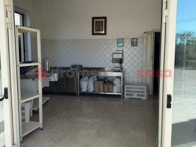 Locale Commerciale in vendita a Tremensuoli Vecchio, Minturno